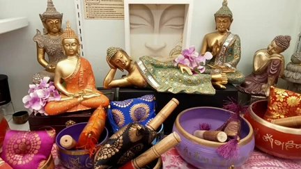 Photo of a collection of statues from inside the shop Indeja.