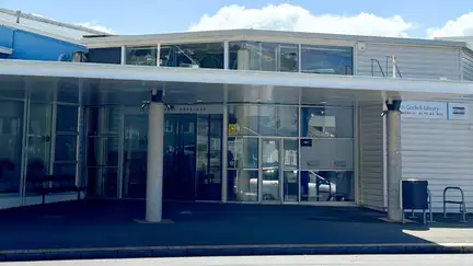 Exterior of Kilbirnie Library, housed in the same building as the Rec Centre. Library entrance is on the right.